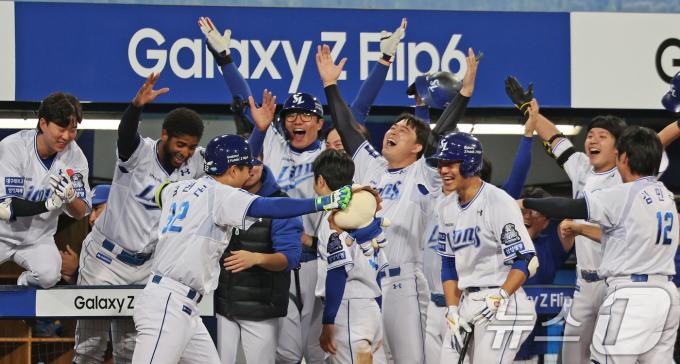 25일 오후 대구 삼성라이온즈파크에서 열린 프로야구 '2024 신한 SOL 뱅크 KBO 포스트시즌' 한국시리즈 3차전 KIA 타이거즈와 삼성 라이온즈의 경기 7회말 삼성 공격 선투타자 김헌곤이 솔로 홈런을 친 뒤 동료들과 하트 세리머니를 하고 있다. 2024.10.25/뉴스1 ⓒ News1 장수영 기자