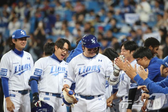 25일 오후 대구 삼성라이온즈파크에서 열린 프로야구 '2024 신한 SOL 뱅크 KBO 포스트시즌' 한국시리즈 3차전 KIA 타이거즈와 삼성 라이온즈의 경기, 삼성 박병호가 7회말 무사 백투백 솔로홈런을 친 뒤 동료들의 축하를 받고 있다. 2024.10.25/뉴스1 ⓒ News1 공정식 기자