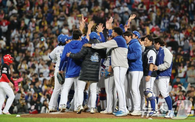 25일 오후 대구 삼성라이온즈파크에서 열린 프로야구 '2024 신한 SOL 뱅크 KBO 포스트시즌' 한국시리즈 3차전 KIA 타이거즈와 삼성 라이온즈의 경기, 4대 2 승리를 거둔 삼성 선수들이 기뻐하고 있다. 2024.10.25/뉴스1 ⓒ News1 공정식 기자