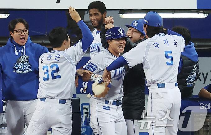 25일 오후 대구 삼성라이온즈파크에서 열린 프로야구 '2024 신한 SOL 뱅크 KBO 포스트시즌' 한국시리즈 3차전 KIA 타이거즈와 삼성 라이온즈의 경기, 삼성 이성규가 3회말 1사 KIA 선발 라우어를 상대로 솔로홈런을 친 뒤 구자욱을 비롯한 동료들과 기쁨을 나누고 있다. 2024.10.25/뉴스1 ⓒ News1 김진환 기자