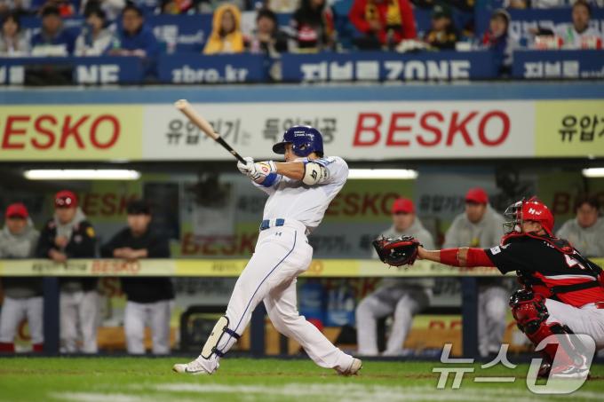 25일 오후 대구 삼성라이온즈파크에서 열린 프로야구 '2024 신한 SOL 뱅크 KBO 포스트시즌' 한국시리즈 3차전 KIA 타이거즈와 삼성 라이온즈의 경기, 3회말 1사 주자 없는 상황 삼성 8번타자 이성규가 좌중간 담장 넘어가는 1점 홈런을 치고 있다. 2024.10.25/뉴스1 ⓒ News1 공정식 기자