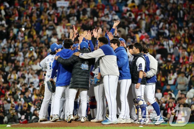 25일 오후 대구 삼성라이온즈파크에서 열린 프로야구 '2024 신한 SOL 뱅크 KBO 포스트시즌' 한국시리즈 3차전 KIA 타이거즈와 삼성 라이온즈의 경기, 4대 2 승리를 거둔 삼성 선수들이 기뻐하고 있다. 2024.10.25/뉴스1 ⓒ News1 공정식 기자