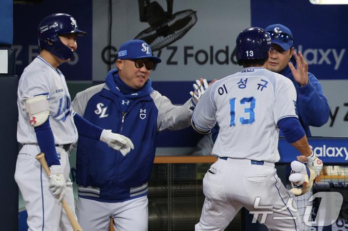 25일 오후 대구 삼성라이온즈파크에서 열린 프로야구 '2024 신한 SOL 뱅크 KBO 포스트시즌' 한국시리즈 3차전 KIA 타이거즈와 삼성 라이온즈의 경기 3회말 삼성 공격 1사 상황에서 이성규가 선취점을 올리는 솔로홈런을 친 뒤 박진만 감독과 하이파이브 하고 있다. 2024.10.25/뉴스1 ⓒ News1 장수영 기자