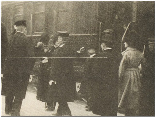 사살되기 직전의 이토 히로부미(왼쪽에서 두 번째). (출처: Unknown author, 사진(1909), Wikimedia Commons, Public domain)