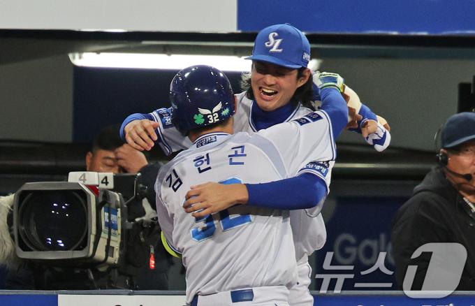 25일 오후 대구 삼성라이온즈파크에서 열린 프로야구 '2024 신한 SOL 뱅크 KBO 포스트시즌' 한국시리즈 3차전 KIA 타이거즈와 삼성 라이온즈의 경기 7회말 삼성 공격 선투타자 김헌곤이 솔로 홈런을 친 뒤 구자욱과 끌어안고 있다. 2024.10.25/뉴스1 ⓒ News1 장수영 기자
