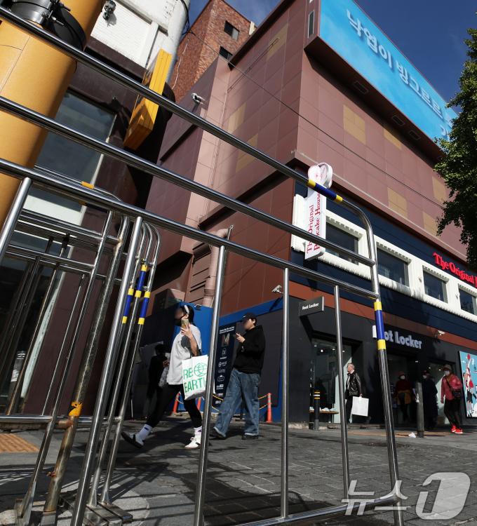 핼러윈 데이를 앞둔 25일 서울 용산구 이태원역 1번 출구 앞 골목 인근에 인파 관리를 위한 안전 펜스가 설치돼 있다. 2024.10.25/뉴스1 ⓒ News1 오대일 기자