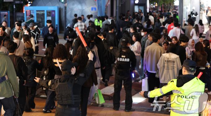 핼러윈 데이를 앞둔 25일 오후 서울 마포구 홍대 거리에서 경찰들이 인파 관리를 하고 있다. . 2024.10.25/뉴스1 ⓒ News1 신웅수 기자