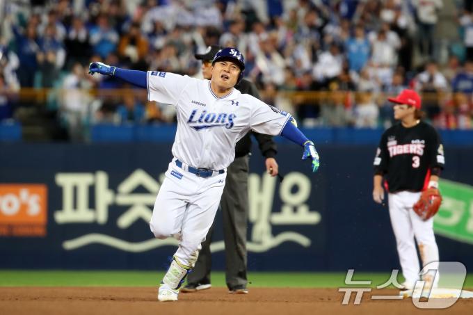 25일 오후 대구 삼성라이온즈파크에서 열린 프로야구 '2024 신한 SOL 뱅크 KBO 포스트시즌' 한국시리즈 3차전 KIA 타이거즈와 삼성 라이온즈의 경기, 7회말 선두타자로 나온 삼성 김헌곤이 좌월 1점 홈런을 친 뒤 홈으로 달려가며 포효하고 있다. 2024.10.25/뉴스1 ⓒ News1 공정식 기자