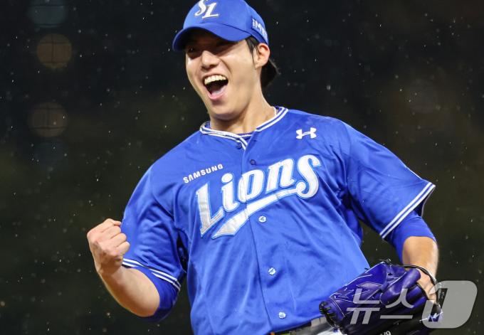 21일 오후 광주 북구 기아챔피언스필드에서 열린 프로야구 '2024 신한 SOL 뱅크 KBO 포스트시즌' 한국시리즈 1차전 삼성 라이온즈와 기아 타이거즈의 경기, 삼성 선발투수 원태인이 4회말 2사 1,2루 상황에서 기아 최원준을 땅볼 처리 후 기뻐하고 있다. 2024.10.21/뉴스1 ⓒ News1 김도우 기자