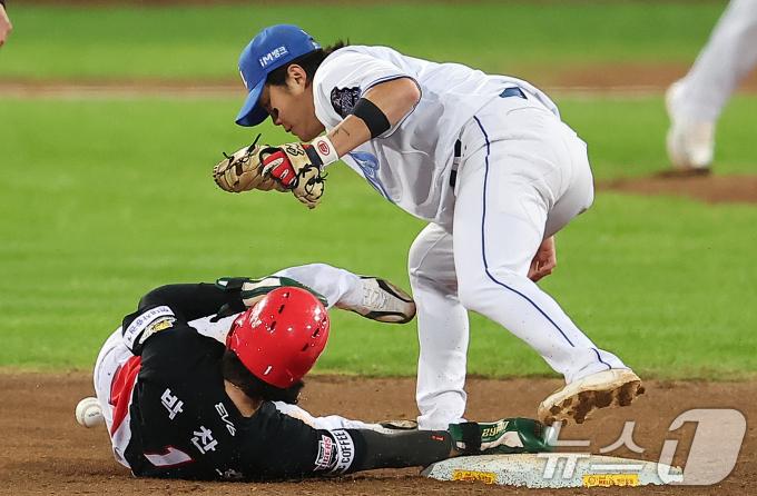 25일 오후 대구 삼성라이온즈파크에서 열린 프로야구 '2024 신한 SOL 뱅크 KBO 포스트시즌' 한국시리즈 3차전 KIA 타이거즈와 삼성 라이온즈의 경기, KIA 박찬호가 6회초 1사 1루 상황에서 2루 도루를 시도해 성공하고 있다. 2024.10.25/뉴스1 ⓒ News1 김진환 기자