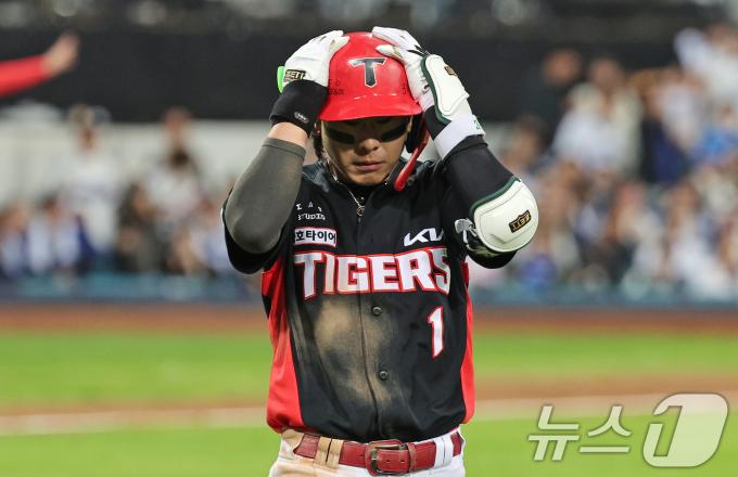 25일 오후 대구 삼성라이온즈파크에서 열린 프로야구 '2024 신한 SOL 뱅크 KBO 포스트시즌' 한국시리즈 3차전 KIA 타이거즈와 삼성 라이온즈의 경기에서 9회초 KIA 공격 2사 만루 상황에서 타석에 들어선 박찬호가 파울을 친 뒤 아쉬워하고 있다. 2024.10.25/뉴스1 ⓒ News1 장수영 기자