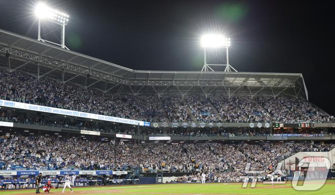 25일 오후 대구 삼성라이온즈파크에서 열린 프로야구 '2024 신한 SOL 뱅크 KBO 포스트시즌' 한국시리즈 3차전 KIA 타이거즈와 삼성 라이온즈의 경기를 찾은 삼성 팬들이 뜨거운 응원을 펼치고 있다. 2024.10.25/뉴스1 ⓒ News1 장수영 기자