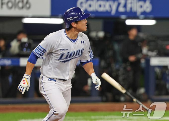 25일 오후 대구 삼성라이온즈파크에서 열린 프로야구 '2024 신한 SOL 뱅크 KBO 포스트시즌' 한국시리즈 3차전 KIA 타이거즈와 삼성 라이온즈의 경기 3회말 삼성 공격 1사 상황에서 이성규가 선취점을 올리는 솔로홈런을 치고 있다. 2024.10.25/뉴스1 ⓒ News1 장수영 기자