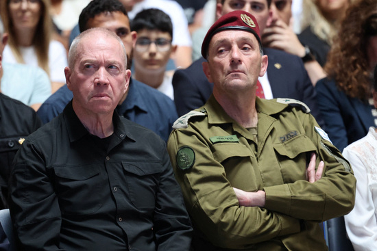 이스라엘 방위권(IDF)이 이란에 대한 보복공격이 종료됐다고 발표했다. 사진은 요아브 갈란트 이스라엘 국방부 장관(왼쪽)과 헤르지 할레비 이스라엘참모총장이 지난 7월 한 행사에서 대화를 나누는 모습. /사진=로이터   
