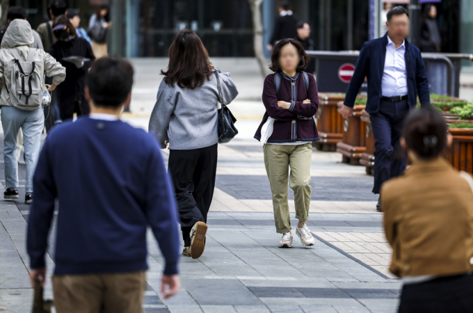 27일 전국적으로 날씨가 흐리고 남부지방에는 비 소식도 있다. 사진은 서울 광화문 인근의 모습. /사진=뉴시스