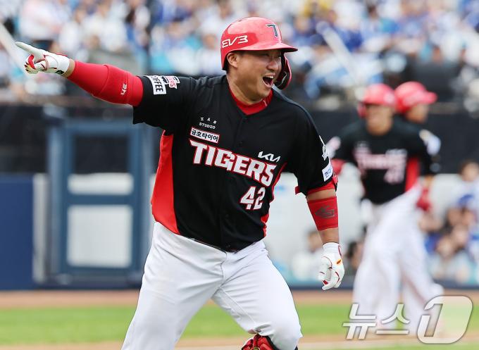 26일 오후 대구 삼성라이온즈파크에서 열린 프로야구 '2024 신한 SOL 뱅크 KBO 포스트시즌' 한국시리즈 4차전 KIA 타이거즈와 삼성 라이온즈의 경기, KIA 김태군이 3회초 2사 만루 상황 만루홈런을 친 뒤 환호하고 있다. 2024.10.26/뉴스1 ⓒ News1 김진환 기자