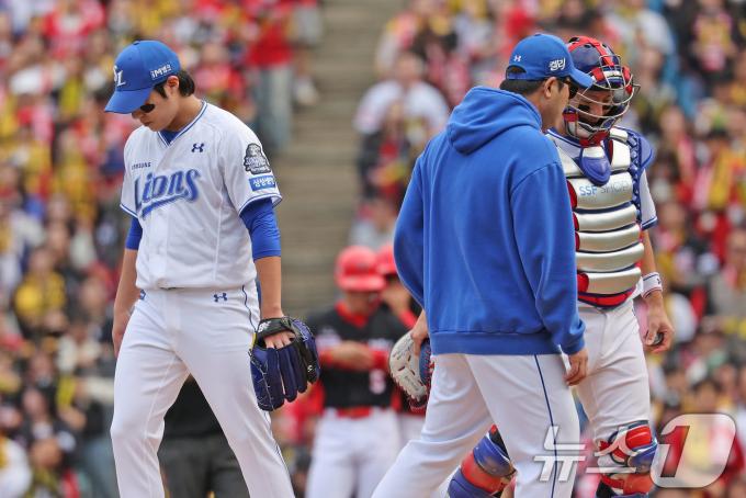 26일 오후 대구 삼성라이온즈파크에서 열린 프로야구 '2024 신한 SOL 뱅크 KBO 포스트시즌' 한국시리즈 4차전 KIA 타이거즈와 삼성 라이온즈의 경기 3회초 KIA 공격 무사 1, 2루 상황이 발생하자 코칭스테프가 마운드에 방문하고 있다. 2024.10.26/뉴스1 ⓒ News1 장수영 기자