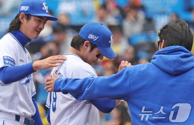 26일 오후 대구 삼성라이온즈파크에서 열린 프로야구 '2024 신한 SOL 뱅크 KBO 포스트시즌' 한국시리즈 4차전 KIA 타이거즈와 삼성 라이온즈의 경기 3회초 KIA 공격 1사 만2루 상황에서 삼성 선발 원태인이 3실점, 책임주자 3명을 남긴 채 경기를 마치고 있다. 2024.10.26/뉴스1 ⓒ News1 장수영 기자