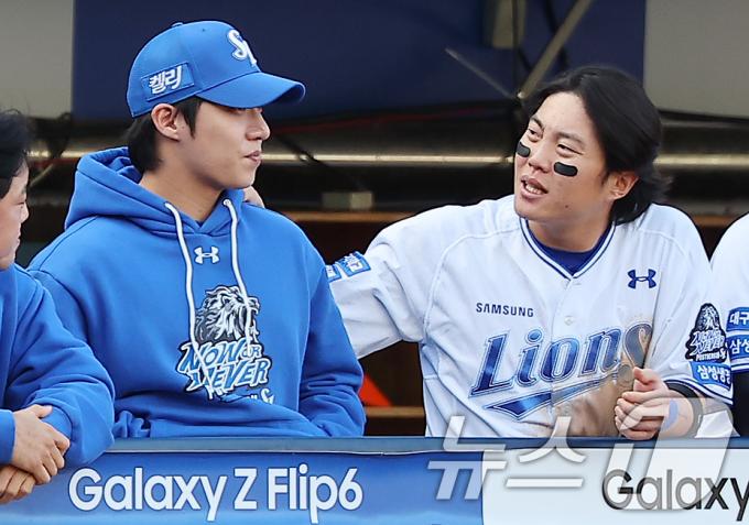 26일 오후 대구 삼성라이온즈파크에서 열린 프로야구 '2024 신한 SOL 뱅크 KBO 포스트시즌' 한국시리즈 4차전 KIA 타이거즈와 삼성 라이온즈의 경기, 삼성 원태인이 4회말 더그아웃에서 류지혁의 위로를 받고 있다. 2024.10.26/뉴스1 ⓒ News1 김진환 기자