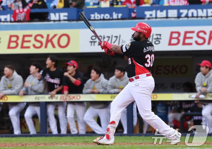 26일 오후 대구 삼성라이온즈파크에서 열린 프로야구 '2024 신한 SOL 뱅크 KBO 포스트시즌' 한국시리즈 4차전 KIA 타이거즈와 삼성 라이온즈의 경기 6회초 KIA 공격 1사 1루 상황에서 소크라테스가 투런을 친 뒤 타구를 바라보고 있다. 2024.10.26/뉴스1 ⓒ News1 장수영 기자