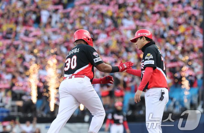 26일 오후 대구 삼성라이온즈파크에서 열린 프로야구 '2024 신한 SOL 뱅크 KBO 포스트시즌' 한국시리즈 4차전 KIA 타이거즈와 삼성 라이온즈의 경기 6회초 KIA 공격 1사 1루 상황에서 소크라테스가 투런을 친 뒤 조재영 코치와 하이파이브 하고 있다. 2024.10.26/뉴스1 ⓒ News1 장수영 기자