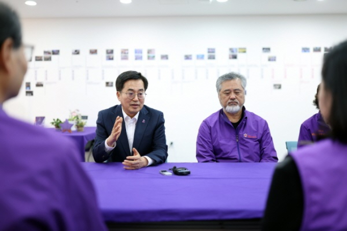 김동연 경기도지사가 이태원 참사 2주기를 앞두고 24일 서울 별들의 집에서 이정민 이태원참사 유가족협의회 운영위원장 등 유가족들과 간담회를 갖고 있다. / 사진제공=경기도 