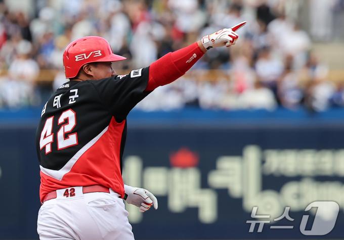 26일 오후 대구 삼성라이온즈파크에서 열린 프로야구 '2024 신한 SOL 뱅크 KBO 포스트시즌' 한국시리즈 4차전 KIA 타이거즈와 삼성 라이온즈의 경기, KIA 김태군이 3회초 2사 만루 상황 만루홈런을 친 뒤 환호하고 있다. 2024.10.26/뉴스1 ⓒ News1 김진환 기자