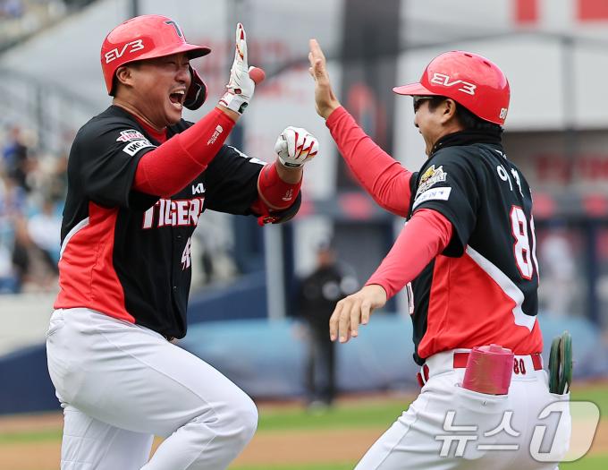26일 오후 대구 삼성라이온즈파크에서 열린 프로야구 '2024 신한 SOL 뱅크 KBO 포스트시즌' 한국시리즈 4차전 KIA 타이거즈와 삼성 라이온즈의 경기, KIA 김태군이 3회초 2사 만루 상황 만루홈런을 친 뒤 이현곤 코치와 하이파이브를 하고 있다. 2024.10.26/뉴스1 ⓒ News1 김진환 기자
