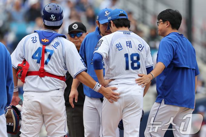 26일 오후 대구 삼성라이온즈파크에서 열린 프로야구 '2024 신한 SOL 뱅크 KBO 포스트시즌' 한국시리즈 4차전 KIA 타이거즈와 삼성 라이온즈의 경기, 삼성 선발 원태인이 3회말 무사 만루 상황 강판되고 있다. 지난 1차전 선발 이후 4일 만에 선발 등판한 원태인은 2⅓이닝 6피안타 3볼넷 2탈삼진 6실점으로 무너졌다. 2024.10.26/뉴스1 ⓒ News1 김진환 기자