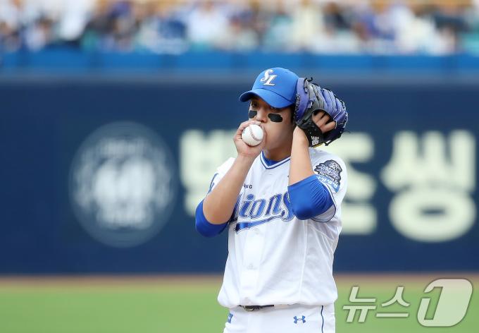 26일 오후 대구 삼성라이온즈파크에서 열린 프로야구 '2024 신한 SOL 뱅크 KBO 포스트시즌' 한국시리즈 4차전 KIA 타이거즈와 삼성 라이온즈의 경기, KIA 공격 3회초 만루 위기에 몰린 삼성 선발 원태인이 숨을 고르고 있다. 2024.10.26/뉴스1 ⓒ News1 공정식 기자