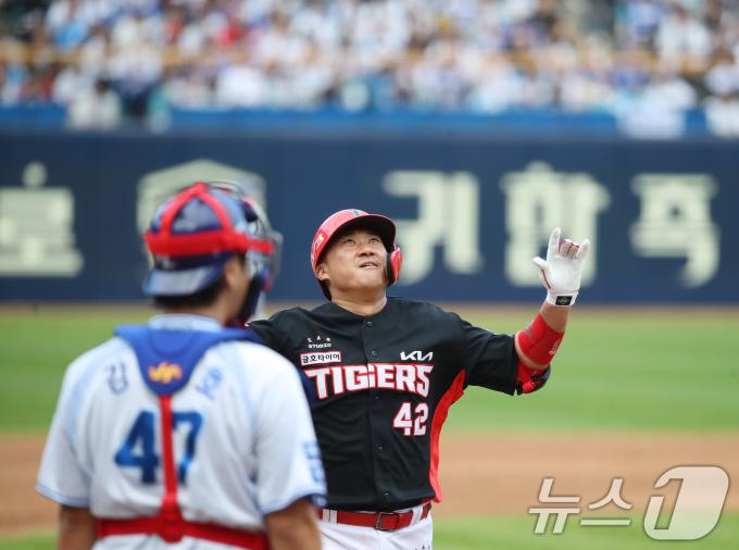 26일 오후 대구 삼성라이온즈파크에서 열린 프로야구 '2024 신한 SOL 뱅크 KBO 포스트시즌' 한국시리즈 4차전 KIA 타이거즈와 삼성 라이온즈의 경기, KIA 9번타자로 나온 김태군이 3회초 2사 만루 상황 교체된 삼성 투수 송은범을 상대로 좌월 만루홈런을 친 뒤 삼성 강민호 포수 앞을 지나 홈을 밟고 있다. 2024.10.26/뉴스1 ⓒ News1 공정식 기자