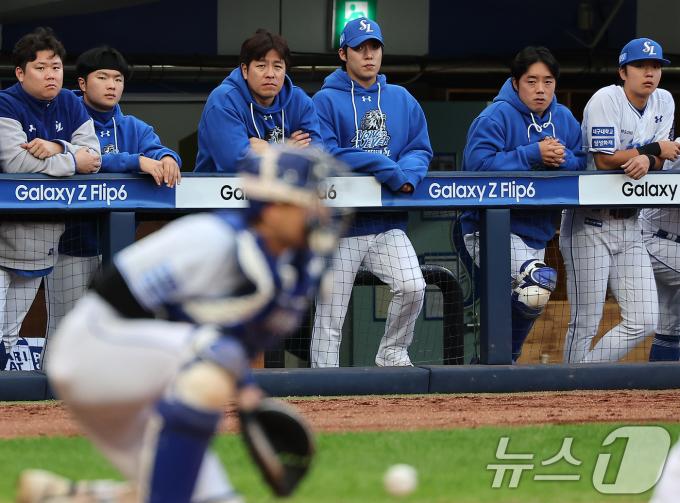 26일 오후 대구 삼성라이온즈파크에서 열린 프로야구 '2024 신한 SOL 뱅크 KBO 포스트시즌' 한국시리즈 4차전 KIA 타이거즈와 삼성 라이온즈의 경기, 삼성 강민호와 원태인을 비롯한 선수들이 굳은 표정으로 8회초 KIA 공격을 지켜보고 있다. 2024.10.26/뉴스1 ⓒ News1 김진환 기자
