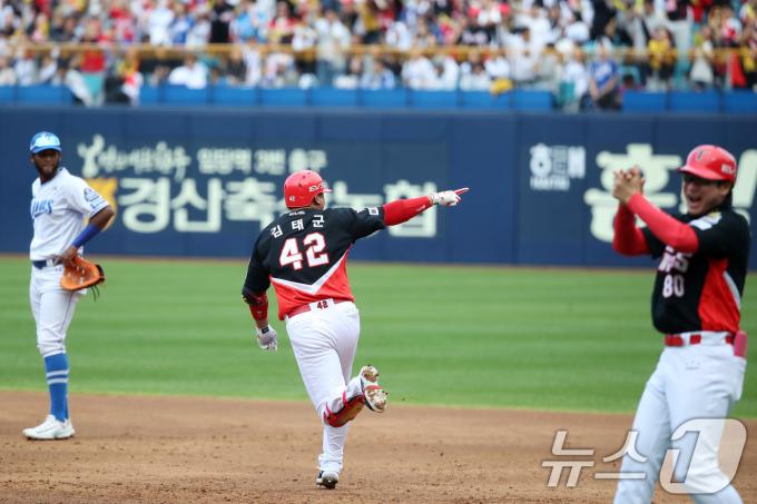 26일 오후 대구 삼성라이온즈파크에서 열린 프로야구 '2024 신한 SOL 뱅크 KBO 포스트시즌' 한국시리즈 4차전 KIA 타이거즈와 삼성 라이온즈의 경기, KIA 9번타자로 나온 김태군이 3회초 2사 만루 상황 교체된 삼성 투수 송은범을 상대로 좌월 만루홈런을 친 뒤 베이스를 돌고 있다. 2024.10.26/뉴스1 ⓒ News1 공정식 기자