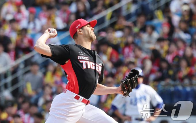 26일 오후 대구 삼성라이온즈파크에서 열린 프로야구 '2024 신한 SOL 뱅크 KBO 포스트시즌' 한국시리즈 4차전 KIA 타이거즈와 삼성 라이온즈의 경기 1회말 KIA 선발 네일이 역투하고 있다. 2024.10.26/뉴스1 ⓒ News1 장수영 기자