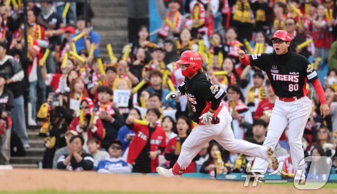 [뉴스1 PICK] KS 4차전 잡아낸 호랑이…김태군 화끈한 ‘만루포’ 앞세워 V12까지 1승 남았다