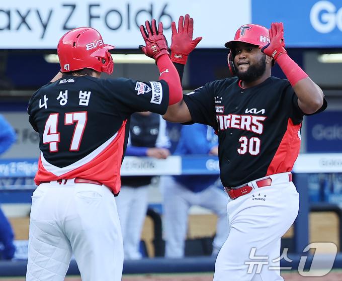 26일 오후 대구 삼성라이온즈파크에서 열린 프로야구 '2024 신한 SOL 뱅크 KBO 포스트시즌' 한국시리즈 4차전 KIA 타이거즈와 삼성 라이온즈의 경기, KIA 소크라테스가 6회초 1사 1루 상황 투런홈런을 친 뒤 나성범과 기쁨을 나누고 있다. 2024.10.26/뉴스1 ⓒ News1 김진환 기자
