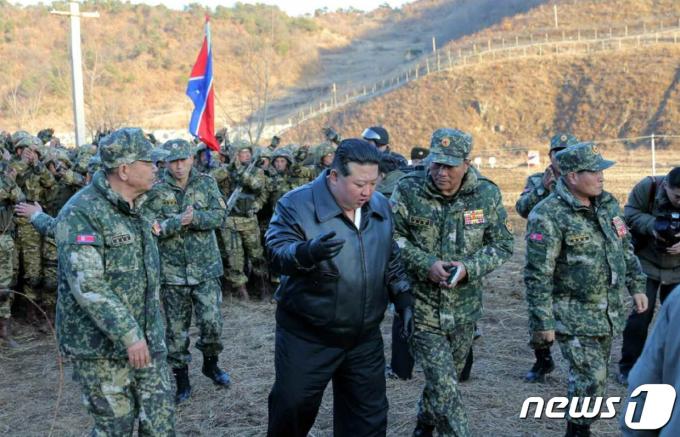 북한 노동당 기관지 노동신문은 7일 김정은 노동당 총비서가 지난 6일 조선인민군 서부지구 중요 작전 훈련기지를 방문해 훈련시설들을 돌아보고 부대들의 실동훈련을 지도했다고 보도했다. 김 총비서 바로 옆에서 수첩을 쥐고 지시를 받는 김영복 인민군 총참모부 부총참모장. [국내에서만 사용가능. 재배포 금지. DB 금지. For Use Only in the Republic of Korea. Redistribution Prohibited] rodongphoto@news1.kr ⓒ News1 이창규 기자