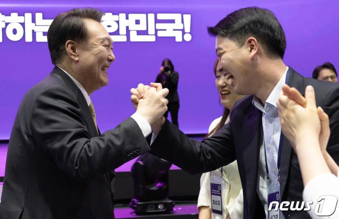 윤석열 대통령이 5일 경기 광명시 아이벡스스튜디오에서 '청년의 힘으로! 도약하는 대한민국'을 주제로 열린 열일곱 번째 국민과 함께하는 민생토론회에서 참석자들을 격려하고 있다. (대통령실 제공) 2024.3.5/뉴스1 ⓒ News1 오대일 기자