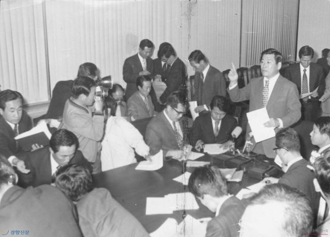 10월 유신을 발표하고 있는 당시 김성진 청와대 대변인. (출처: 경향신문사, 사진(1972), Wikimedia Commons, Public domain)