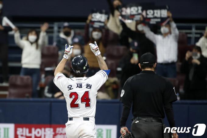 2020년 11월 12일 오후 서울 구로구 고척스카이돔에서 열린 프로야구 2020 신한은행 SOL KBO 포스트시즌 플레이오프 3차전 kt위즈와 두산베어스의 경기에서 8회말 두산 공격 1사 주자 없는 상황 오재원이 솔로 홈런을 치고 홈인하며 기뻐하고 있다. /뉴스1 ⓒ News1 이승배 기자