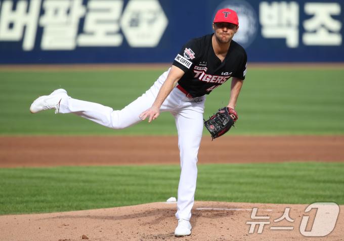 26일 오후 대구 삼성라이온즈파크에서 열린 프로야구 '2024 신한 SOL 뱅크 KBO 포스트시즌' 한국시리즈 4차전 KIA 타이거즈와 삼성 라이온즈의 경기, KIA 선발투수 네일이 역투하고 있다. 2024.10.26/뉴스1 ⓒ News1 공정식 기자