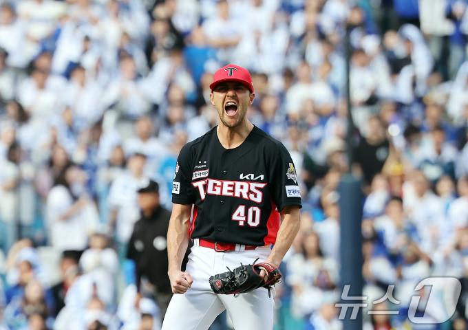 26일 오후 대구 삼성라이온즈파크에서 열린 프로야구 '2024 신한 SOL 뱅크 KBO 포스트시즌' 한국시리즈 4차전 KIA 타이거즈와 삼성 라이온즈의 경기, KIA 선발 네일이 1회말 2사 3루 상황 삼성 디아즈를 삼진으로 잡아낸 뒤 포효하고 있다. 2024.10.26/뉴스1 ⓒ News1 김진환 기자
