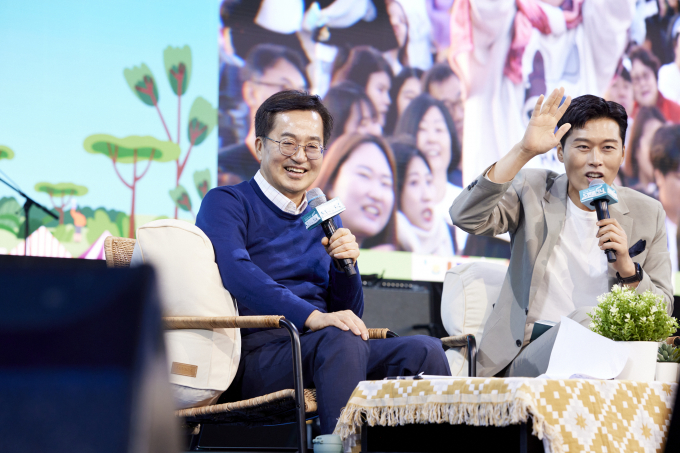 김동연 경기도지사가 26일 의정부 경기평화광장에서 열린 '10월 어느 멋진 날, 도민피크닉' 소통 맞손토크를 하고 있다. / 사진제공=경기도 