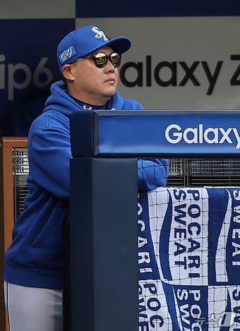 26일 오후 대구 삼성라이온즈파크에서 열린 프로야구 '2024 신한 SOL 뱅크 KBO 포스트시즌' 한국시리즈 4차전 KIA 타이거즈와 삼성 라이온즈의 경기, 삼성 박진만 감독이 굳은 표정으로 8회초 KIA 공격을 지켜보고 있다. 2024.10.26/뉴스1 ⓒ News1 김진환 기자