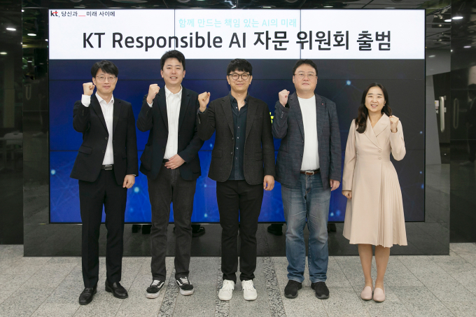 KT가 AI 윤리와 신뢰성을 향한 연구 성과 보고서 'KT Responsible AI 보고서'를 공개하고 전문가로 구성된 자문 위원회를 출범했다. 사진은 KT우면연구센터에서 진행된 Responsible AI 자문 위원회 출범식에 배순민 KT Responsible AI Center 센터장(가장 오른쪽)을 비롯한 의원들이 참석한 모습. /사진=KT 제공