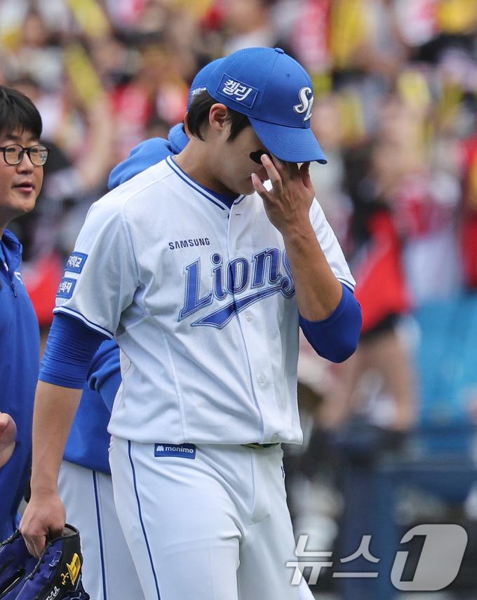 26일 오후 대구 삼성라이온즈파크에서 열린 프로야구 '2024 신한 SOL 뱅크 KBO 포스트시즌' 한국시리즈 4차전 KIA 타이거즈와 삼성 라이온즈의 경기 3회초 KIA 공격 2사 만루 상황에서 삼성 선발 원태인이 3실점, 책임주자 3명을 남긴 채 강판되고 있다. 2024.10.26/뉴스1 ⓒ News1 장수영 기자