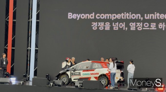 '현대 N x 토요타 가주 레이싱 페스티벌'에 참여한 정의선 현대자동차그룹 회장이 토요타 아키오 토요타자동차 회장과의 인연에 대해 언급하며 공동으로 레이싱 페스티벌을 개최하게 된 배경을 말했다 /사진=김서연 기자