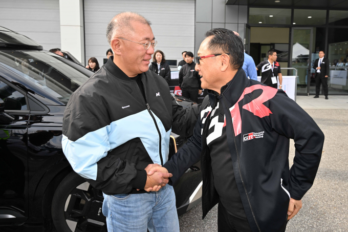 정의선 현대자동차 회장과 아키오 토요다 토요타자동차 회장이 악수를 나누고 있다. 현대차와 토요타는 27일 용인 스피드웨이에서 '현대 N x 토요타 가주 레이싱 페스티벌'을 열었다. /사진=현대자동차그룹 