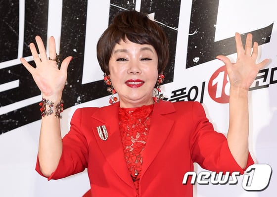 '헬머니' 대박! 배우 김수미가 26일 오후 서울 건대 롯데시네마에서 열린 영화 ‘헬머니’(감독 신한솔) VIP 시사회에 참석해 매력을 발산하고 있다. ‘헬머니’는 세계 최초 대국민 욕 오디션에서 펼쳐지는 이야기를 그린 작품이다. 김수미를 비롯해 배우 정만식, 김정태, 이태란, 정애연, 이영은, 이아인 등이 출연하며 오는 3월 5일 개봉한다. ⓒ News1 권현진 기자