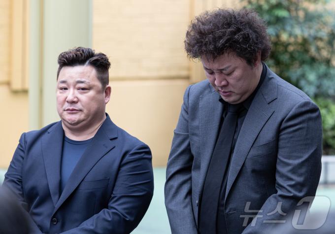 개그맨 정준하(오른쪽), 윤정수가 27일 오전 서울 성동구 한양대학교병원 장례식장에서 열린 배우 故 김수미의 발인식에서 고인의 마지막 가는 길을 배웅하고 있다. 2024.10.27/뉴스1 ⓒ News1 이재명 기자